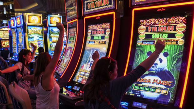 The Art of Slot Machine Tipping and Etiquette